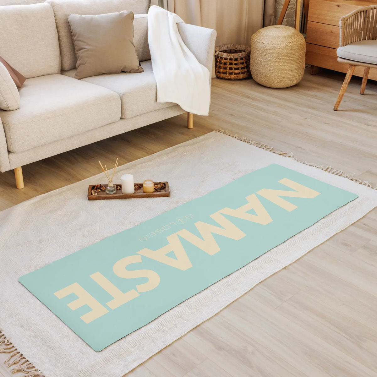 Yogamatte NAMASTE in Mint auf einem Teppich im Wohnzimmer, Draufsicht