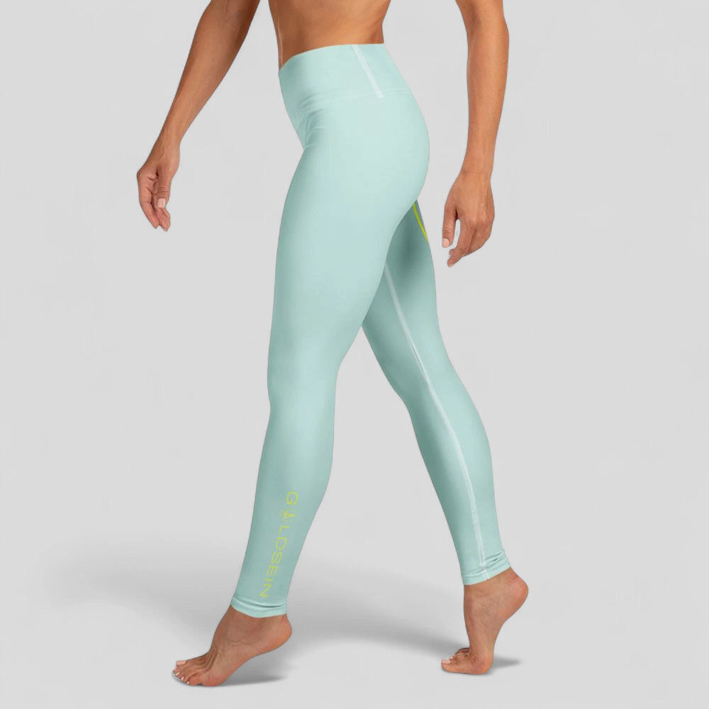Linkes Bein der goldsein Yoga-Leggings "Drop" in Koralle. Stylisch und hoch elastisch für das Workout.