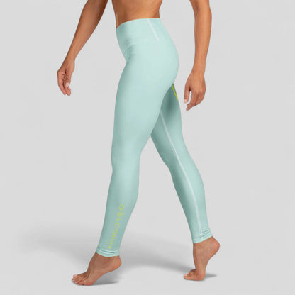 Linkes Bein der goldsein Yoga-Leggings "Drop" in Koralle. Stylisch und hoch elastisch für das Workout.