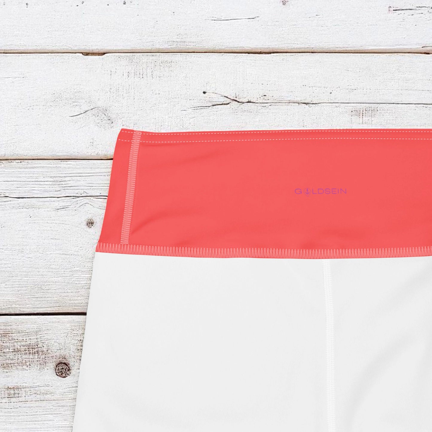 „Goldsein Yoga Leggings Drop Coral Short – spüre Leichtigkeit und Bewegungsfreiheit in dieser bequemen, figurbetonten Leggings in warmem Korallton.“Detail