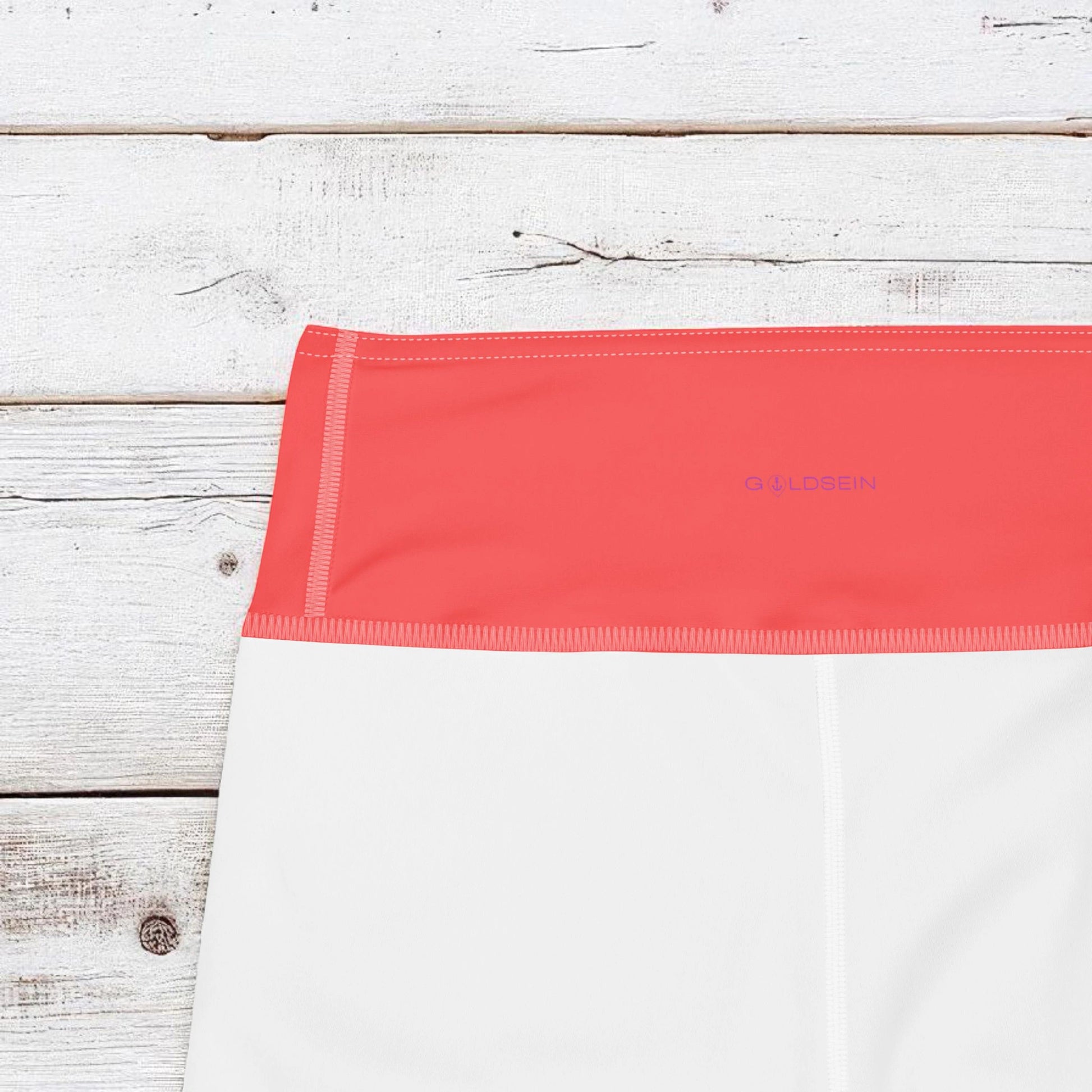 „Goldsein Yoga Leggings Drop Coral Short – spüre Leichtigkeit und Bewegungsfreiheit in dieser bequemen, figurbetonten Leggings in warmem Korallton.“Detail