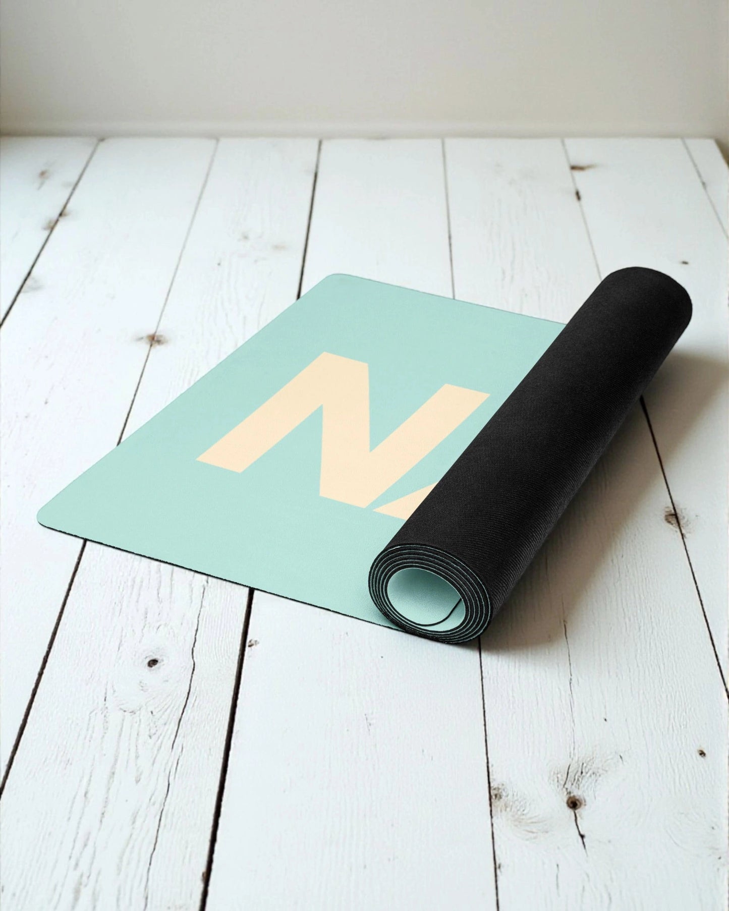 „Nachhaltige, rutschfeste Premium-Yogamatte in Mintgrün mit goldenem ‚Namaste‘-Design – Goldsein Yoga Mat.“detail