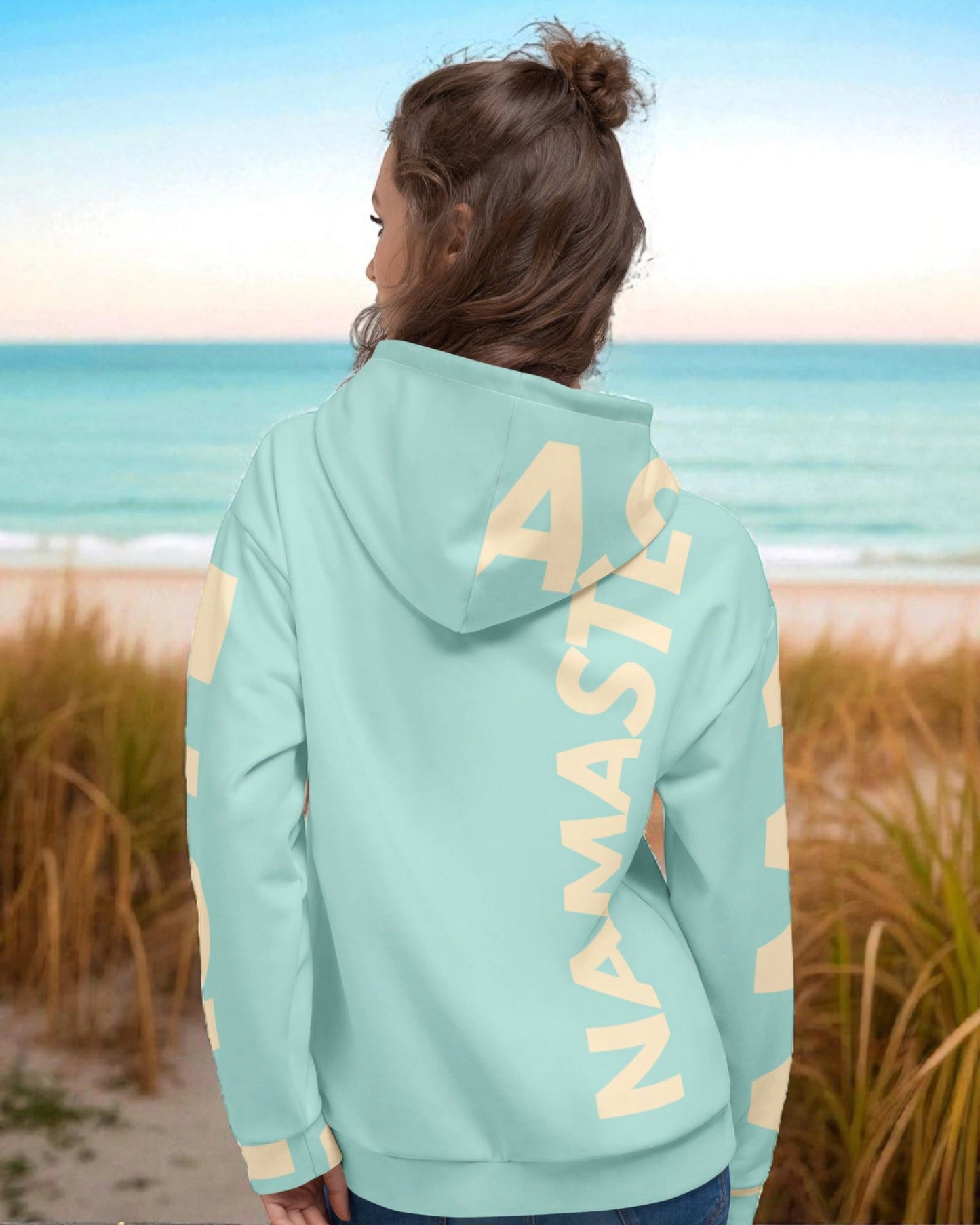 „Flauschiger, sanfter und warmer Damen-Hoodie in Mint und Sand mit ‚Namaste‘-Design – Goodsein Allover Hoodie Woman.“3