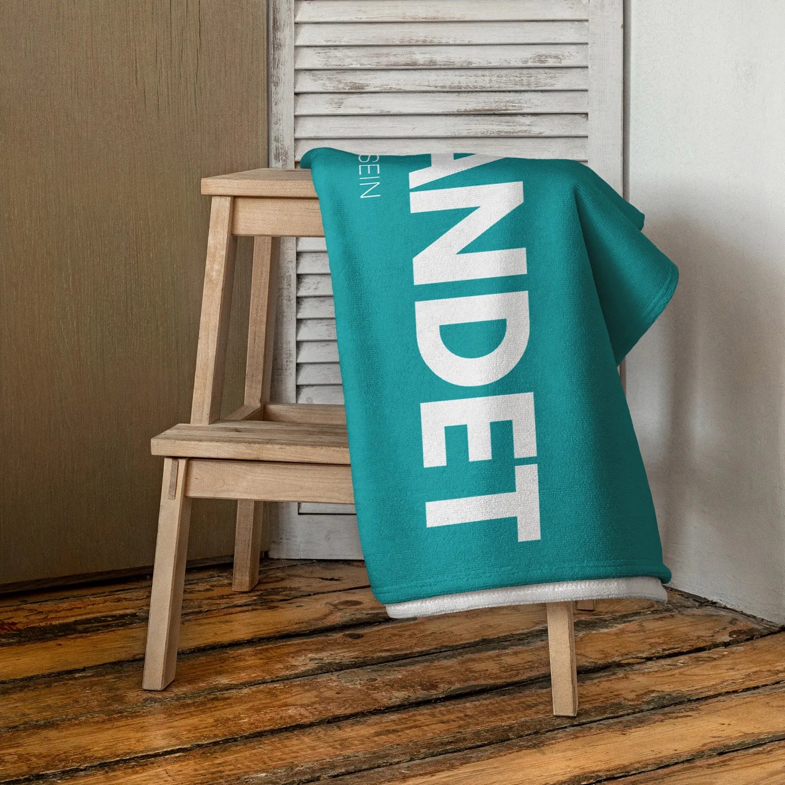 Modernes goldsein Strandtuch "Gestrandet" (Türkis). Die perfekte Mischung aus soft und bequem.