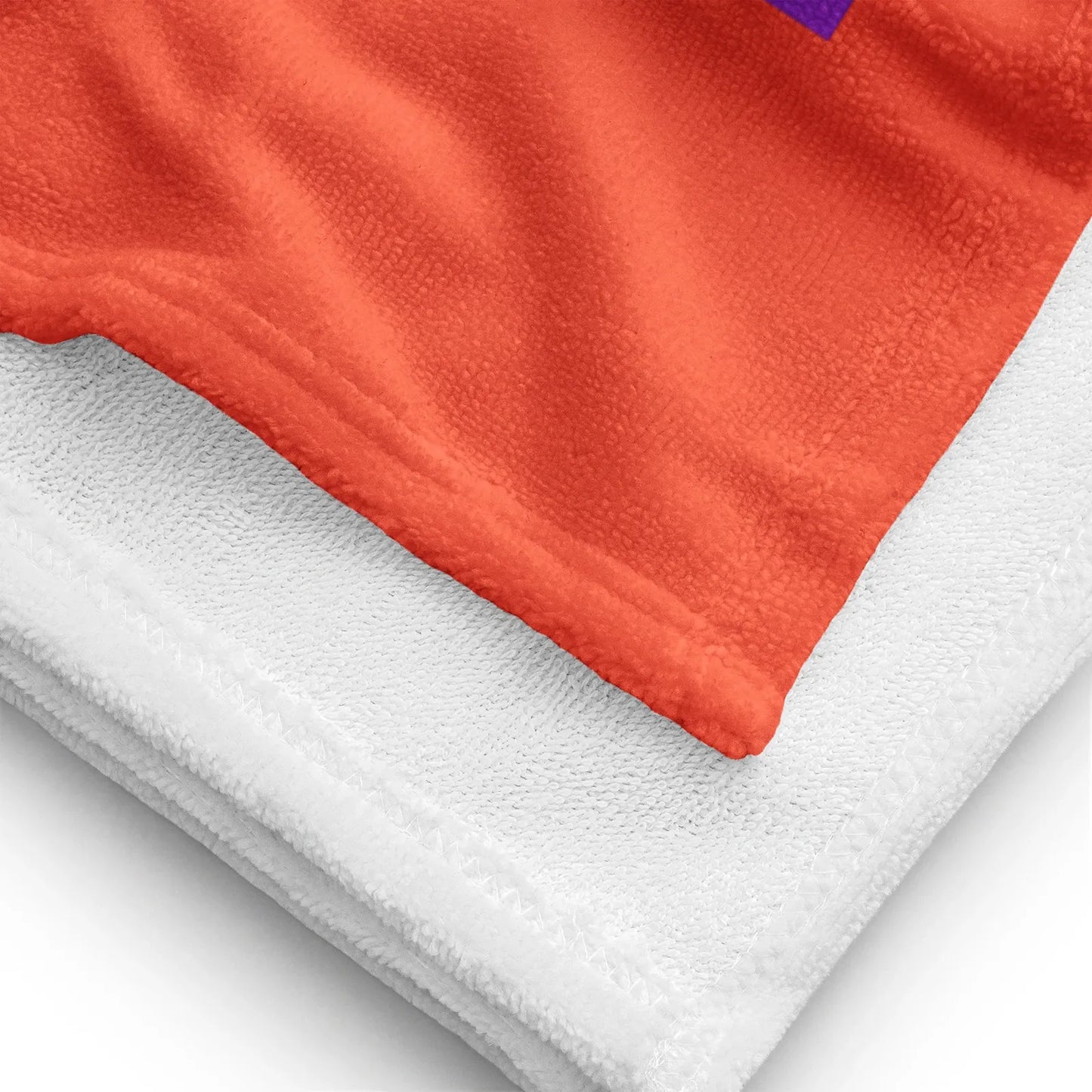 Federleichtes goldsein Strandhandtuch "Stille". Soft und modern designt in Koralle und Lila.