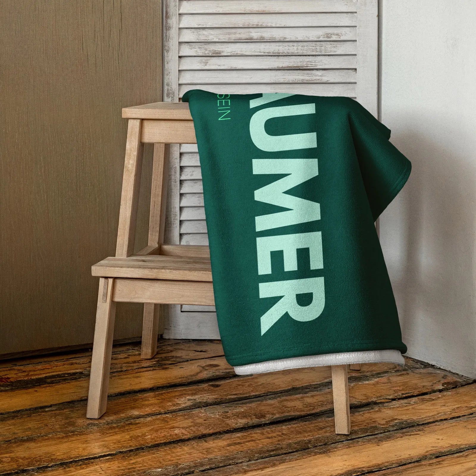 Funktionales goldsein Strandhandtuch "Tagträumer" in Grün. Schnelltrocknend und unglaublich soft.