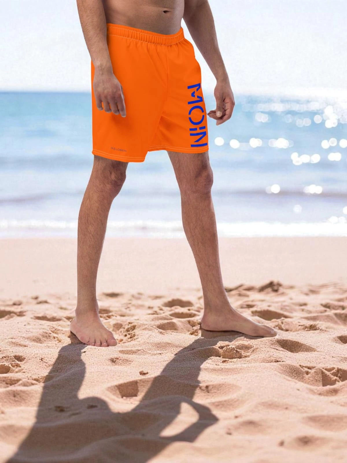 „Goldsein Beachshort Orange/Blau, Meer genießen, Sonne.“1