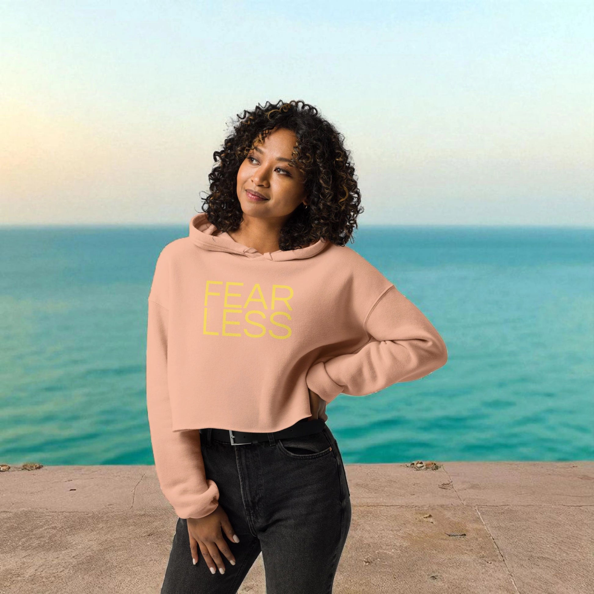 „Goldsein Damen-Crop-Hoodie ‚Fearless‘ Peach, besonders, unverwechselbar.“2