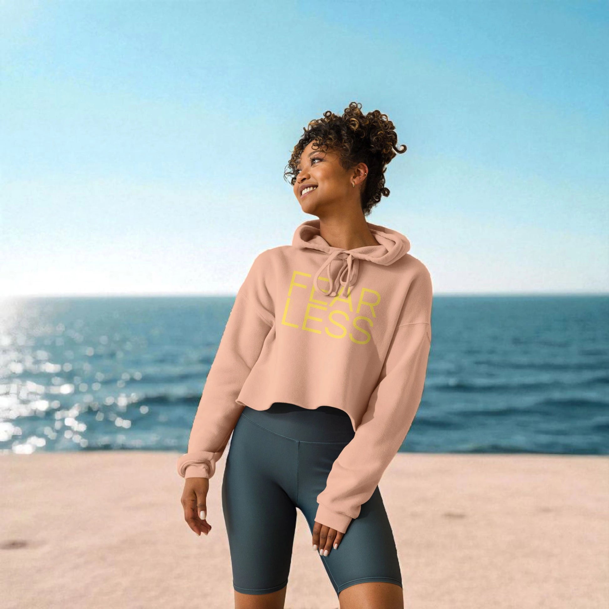 „Goldsein Damen-Crop-Hoodie ‚Fearless‘ Peach, besonders, unverwechselbar.“1