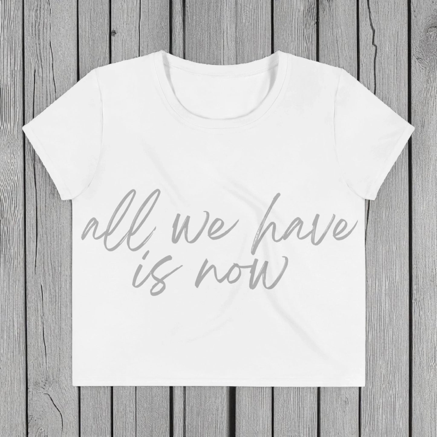 „Goldsein Damen T-Shirt in Weiß mit Aufdruck ‚All we have is now‘ – federleicht, soft und luftig für ein angenehmes Tragegefühl.“1