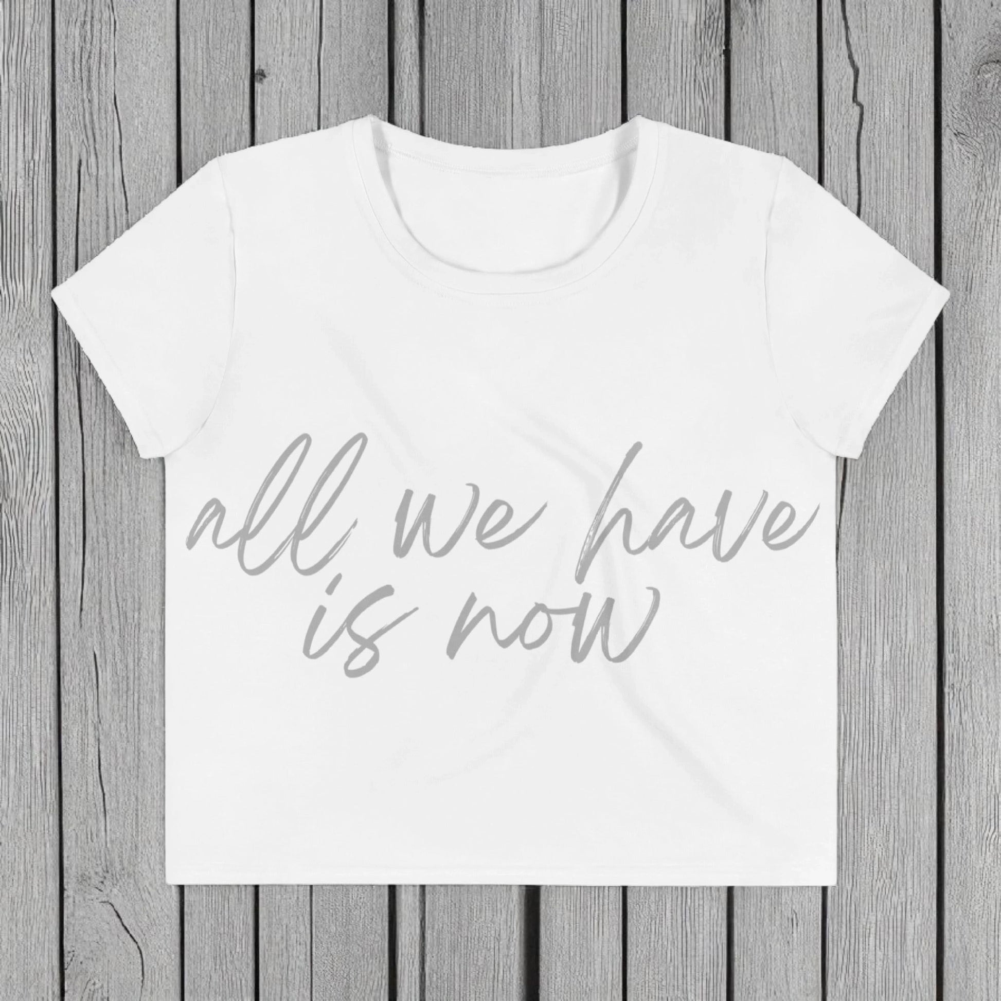 „Goldsein Damen T-Shirt in Weiß mit Aufdruck ‚All we have is now‘ – federleicht, soft und luftig für ein angenehmes Tragegefühl.“1