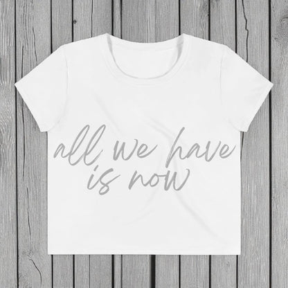 „Goldsein Damen T-Shirt in Weiß mit Aufdruck ‚All we have is now‘ – federleicht, soft und luftig für ein angenehmes Tragegefühl.“1