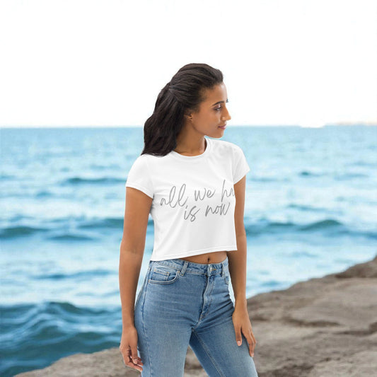 „Goldsein Damen T-Shirt in Weiß mit Aufdruck ‚All we have is now‘ – federleicht, soft und luftig für ein angenehmes Tragegefühl.“