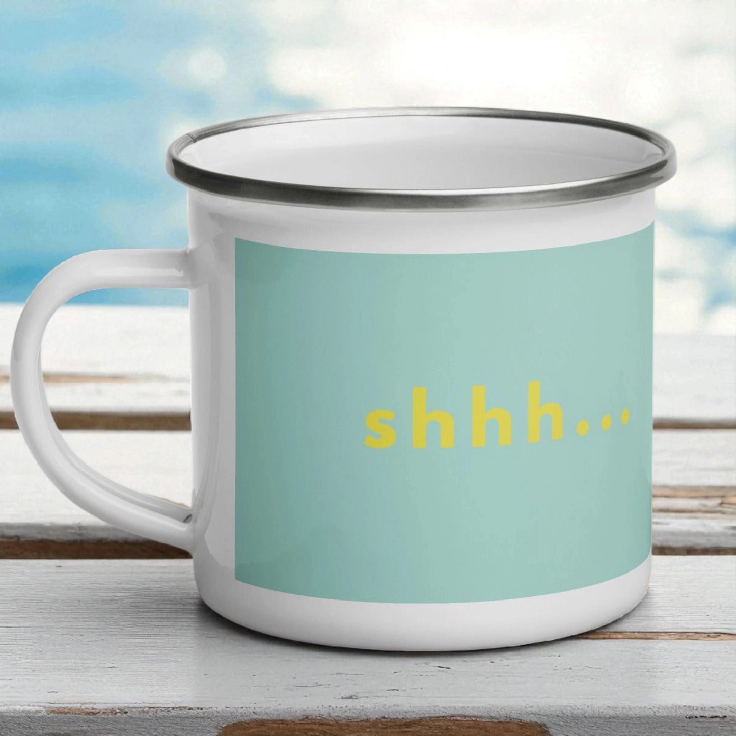 „Goldsein Emaille-Tasse ‚Ruhezone‘ Gelb, entspannter Genuss-Stil.“2