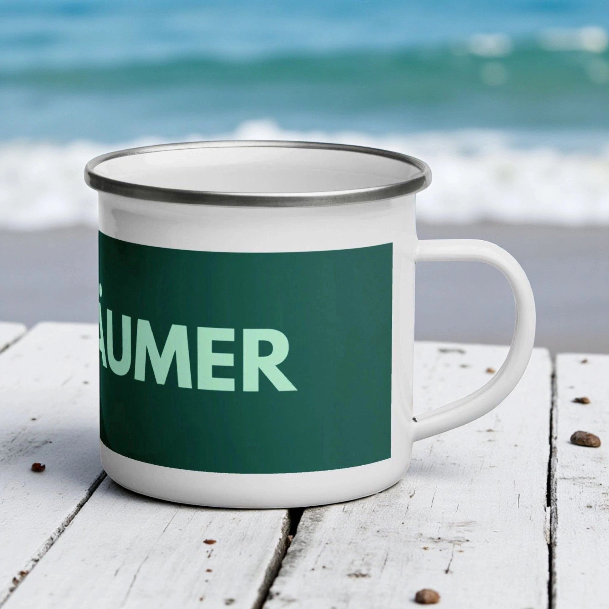 „Goldsein Emaille-Tasse ‚Tagträumer‘ Grün, Traumwelt-Stil.“2