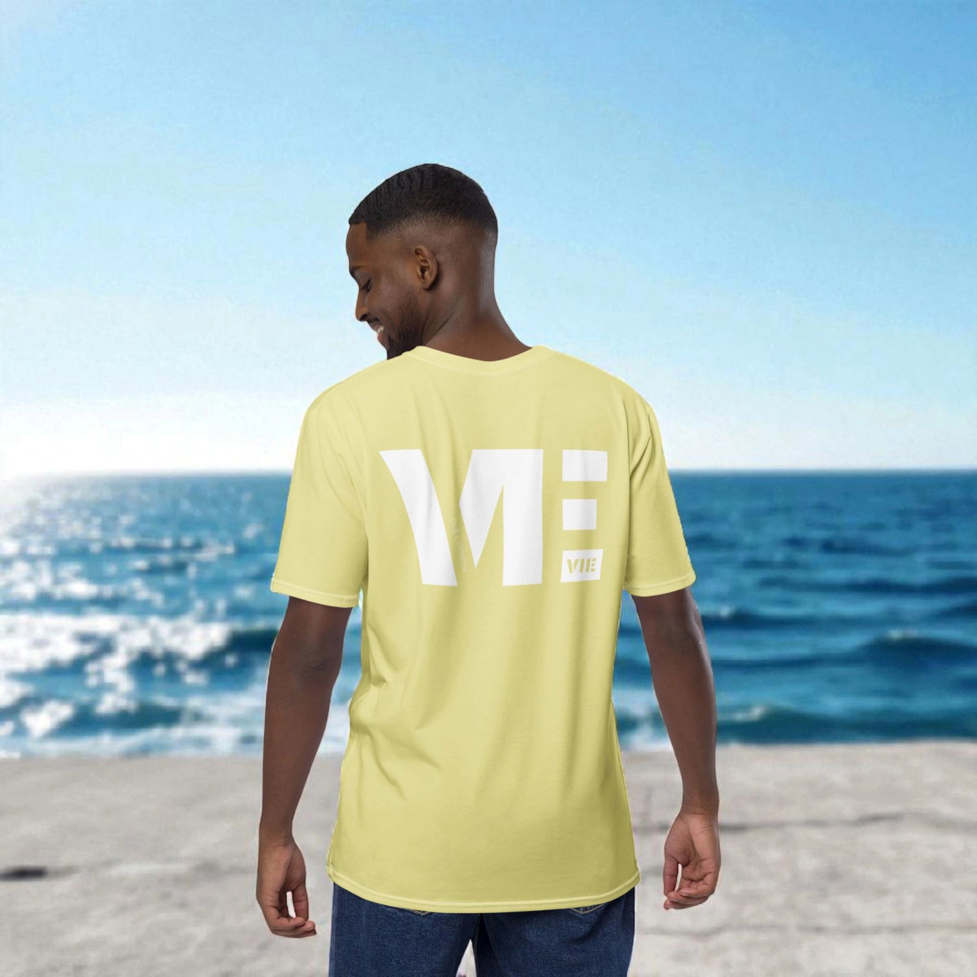 „Goldsein MEN T-Shirt ‚La Vie‘ Gelb, Rückenansicht, selbstbewusstes Design.“