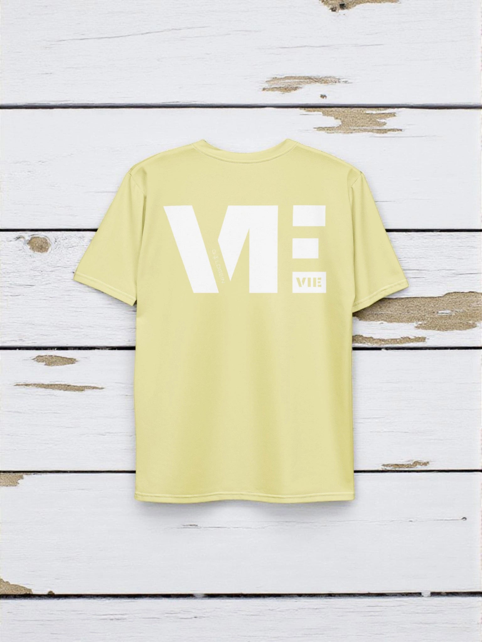„Goldsein MEN T-Shirt ‚La Vie‘ Gelb, Rückenansicht, selbstbewusstes Design.“1