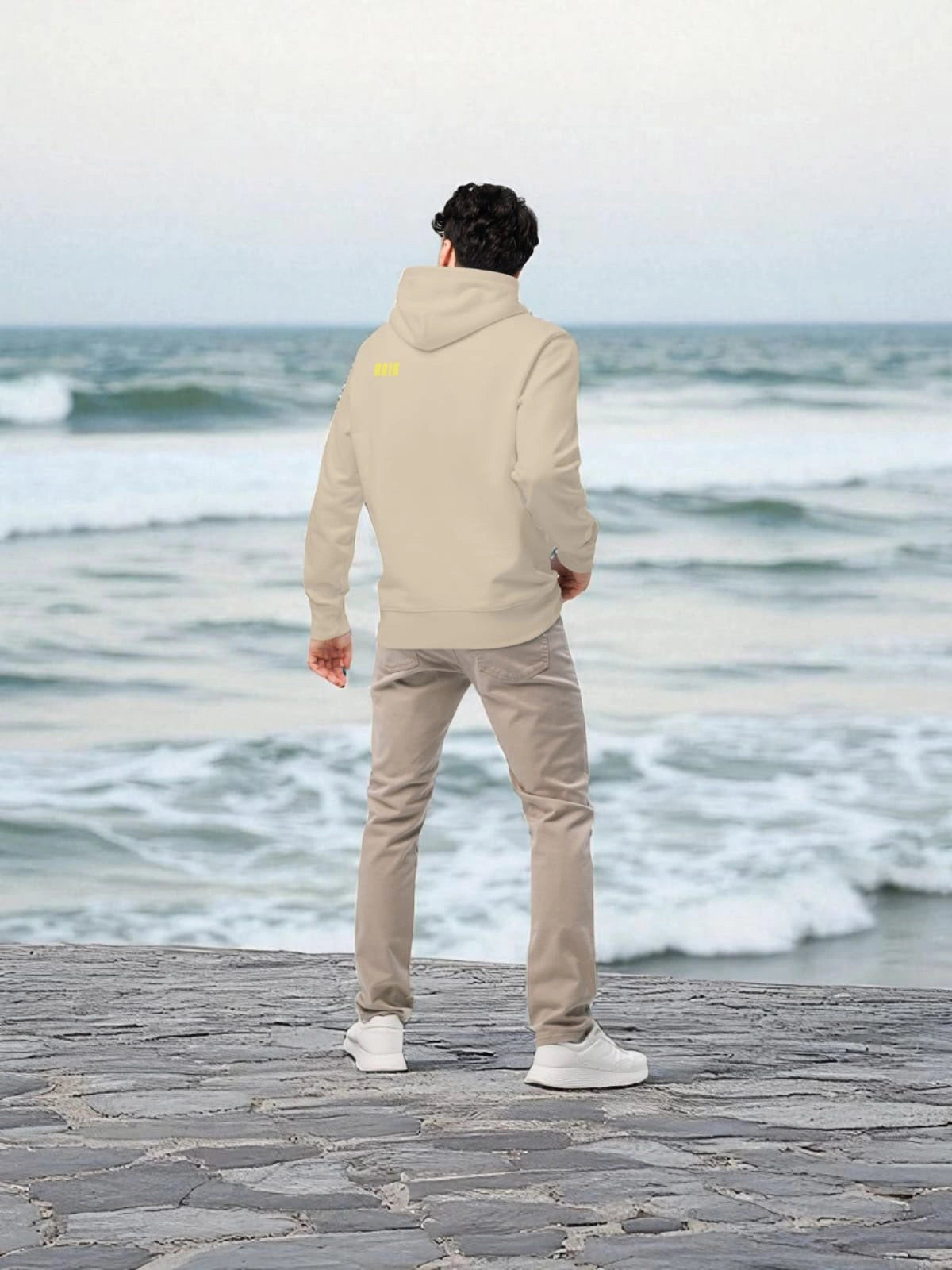 „Goldsein Herren-Hoodie ‚Moin‘ Sand/Gelb, bequemer Wohlfühl-Stil.“ rückansicht