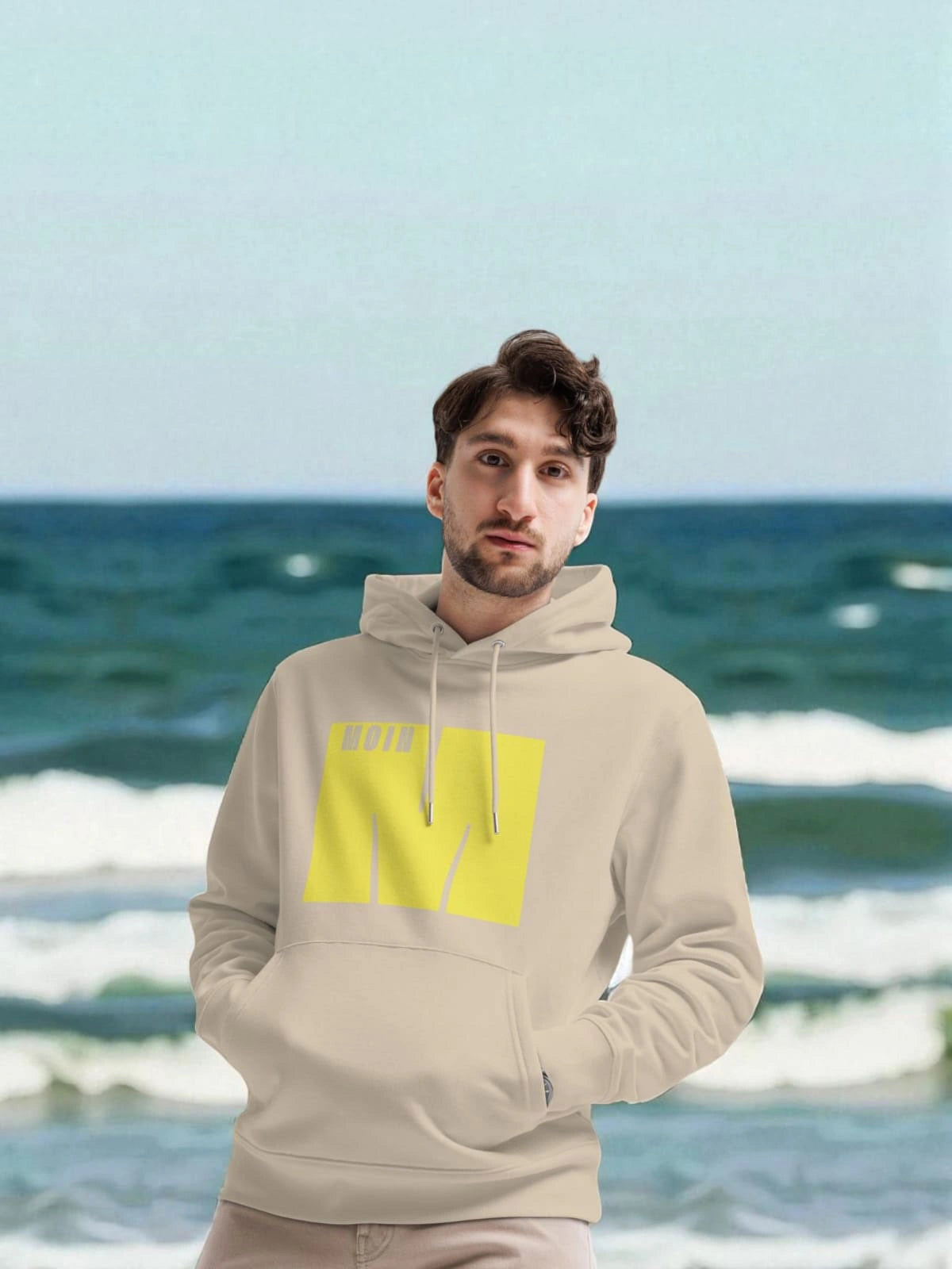 „Goldsein Herren-Hoodie ‚Moin‘ Sand/Gelb, bequemer Wohlfühl-Stil.“1