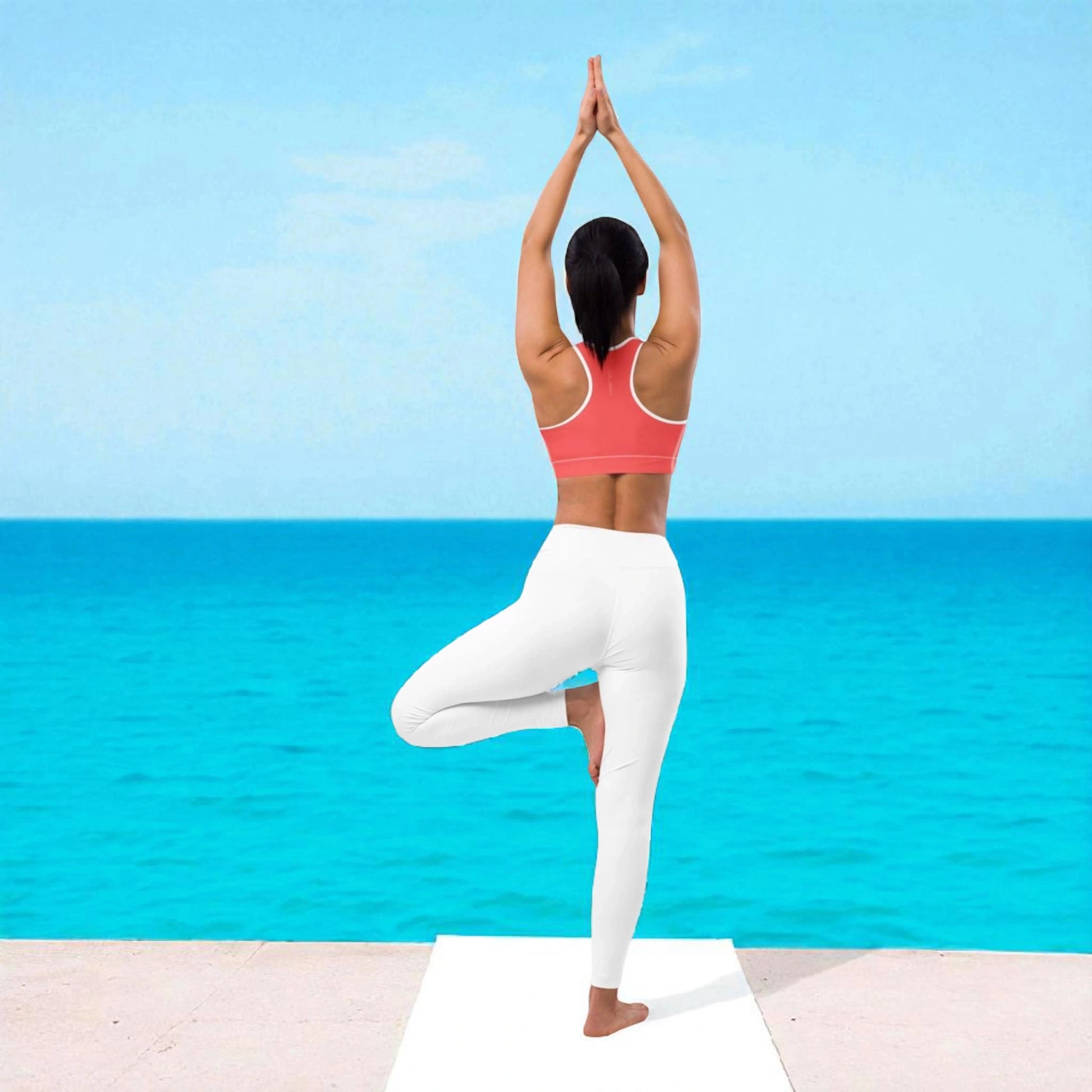 „Stylischer, gepolsterter Sport-BH in Koralle mit ‚Namaste‘-Design – entwickelt für maximale Performance und voller Energie – Goldsein Padded Sports Bra.“