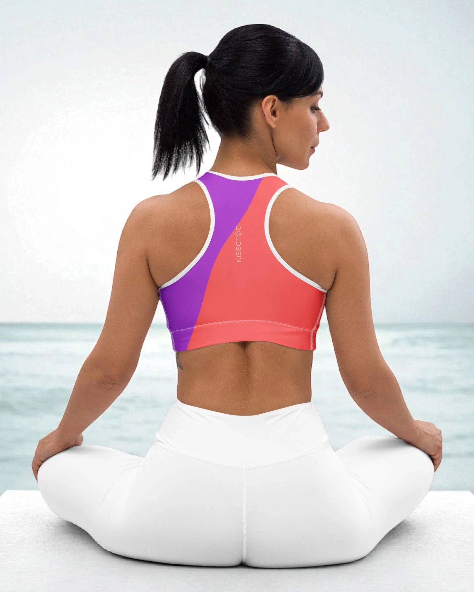 „Gepolsterter Sport-BH in Koralle-Lila mit ‚Namaste‘-Design – entwickelt für maximale Performance und ein starkes Gefühl – Goldsein Padded Sports Bra.“2