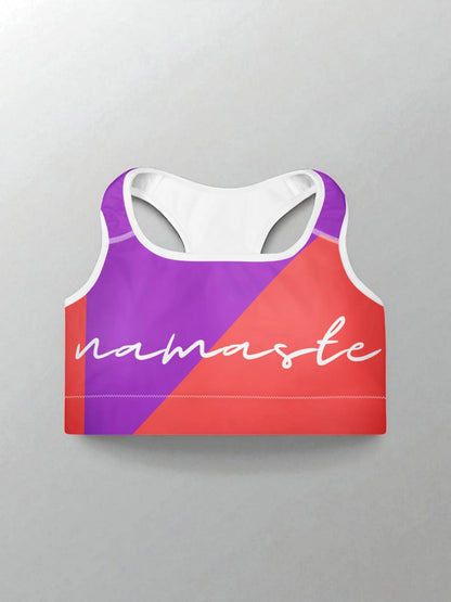 „Gepolsterter Sport-BH in Koralle-Lila mit ‚Namaste‘-Design – entwickelt für maximale Performance und ein starkes Gefühl – Goldsein Padded Sports Bra.“detail