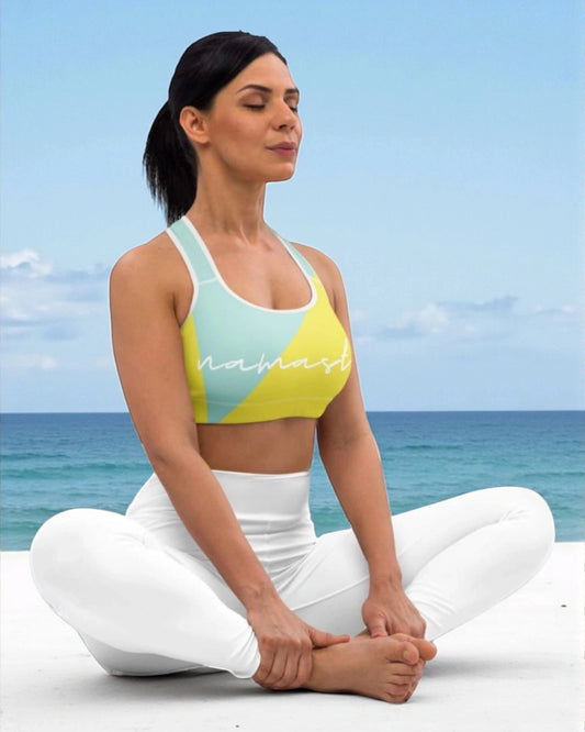 „Stylischer, femininer Sport-BH in Gelb-Mint mit ‚Namaste‘-Design – motivierend für jedes Workout."
