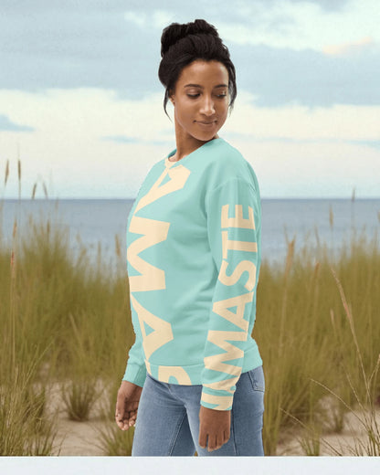 Goldstein-Pullover mit Namaste-Print, locker geschnitten, in heller Umgebung, Vorderansicht – Thema Selbstliebe.