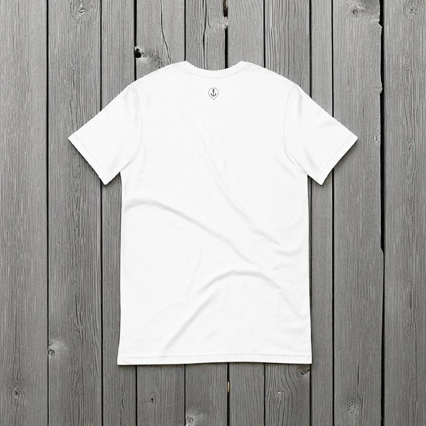 „Goldsein T-Shirt Weiß mit Anker-Logo vorne, selbstbewusst-lockerer Stil.“3