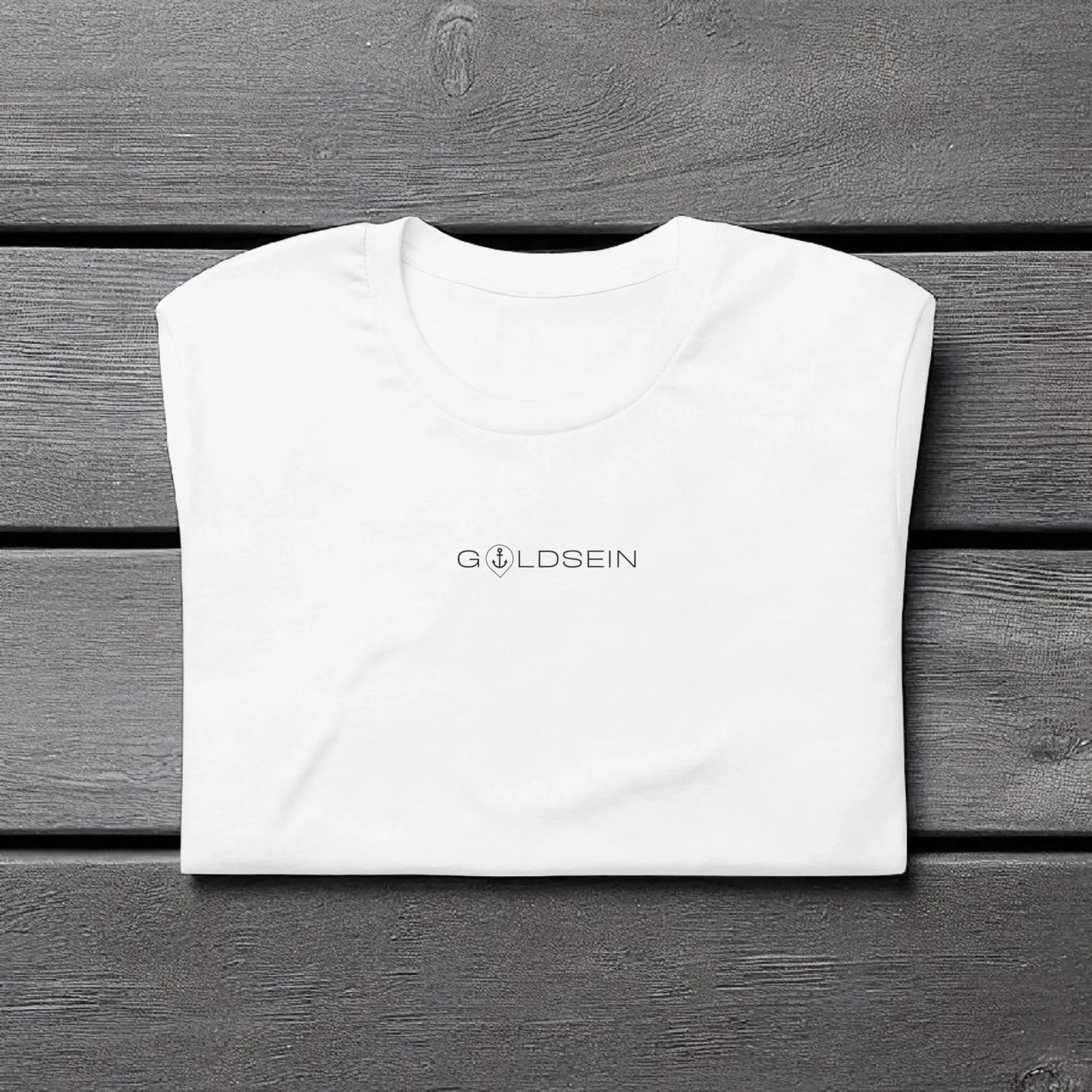 „Goldsein T-Shirt Weiß mit Anker-Logo vorne, selbstbewusst-lockerer Stil.“detail2
