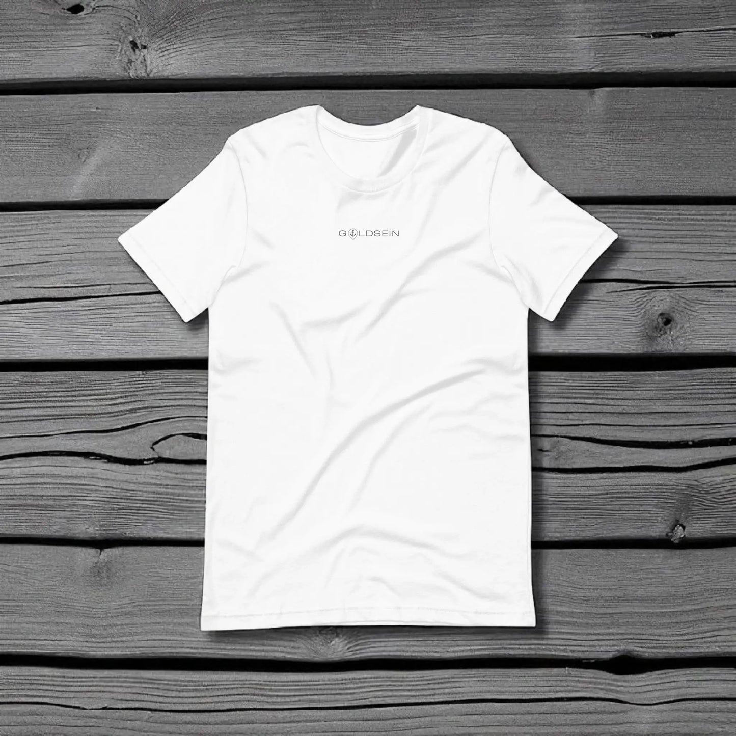 „Goldsein T-Shirt Weiß mit Anker-Logo vorne, selbstbewusst-lockerer Stil.“1