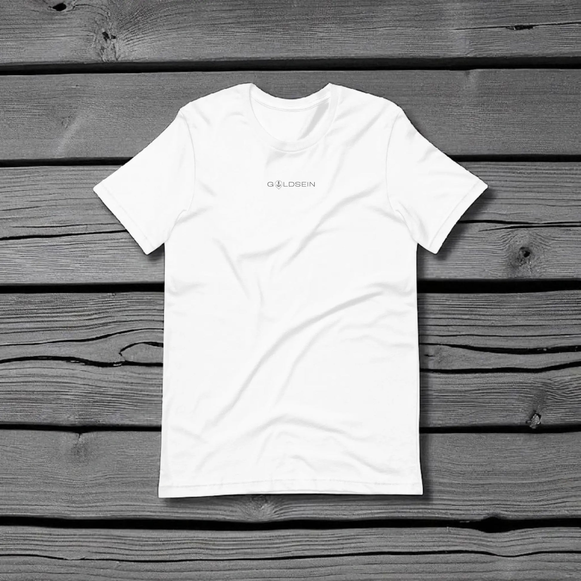 „Goldsein T-Shirt Weiß mit Anker-Logo vorne, selbstbewusst-lockerer Stil.“1