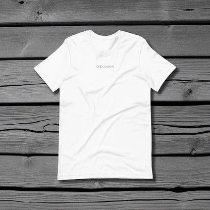 „Goldsein T-Shirt Weiß mit Anker-Logo vorne, selbstbewusst-lockerer Stil.“1