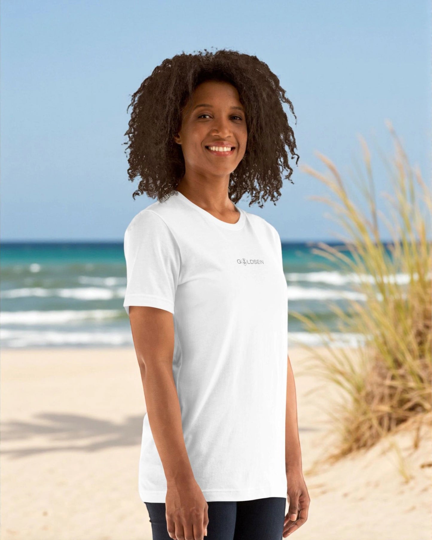 „Goldsein T-Shirt Weiß mit Anker-Logo vorne, selbstbewusst-lockerer Stil.“1