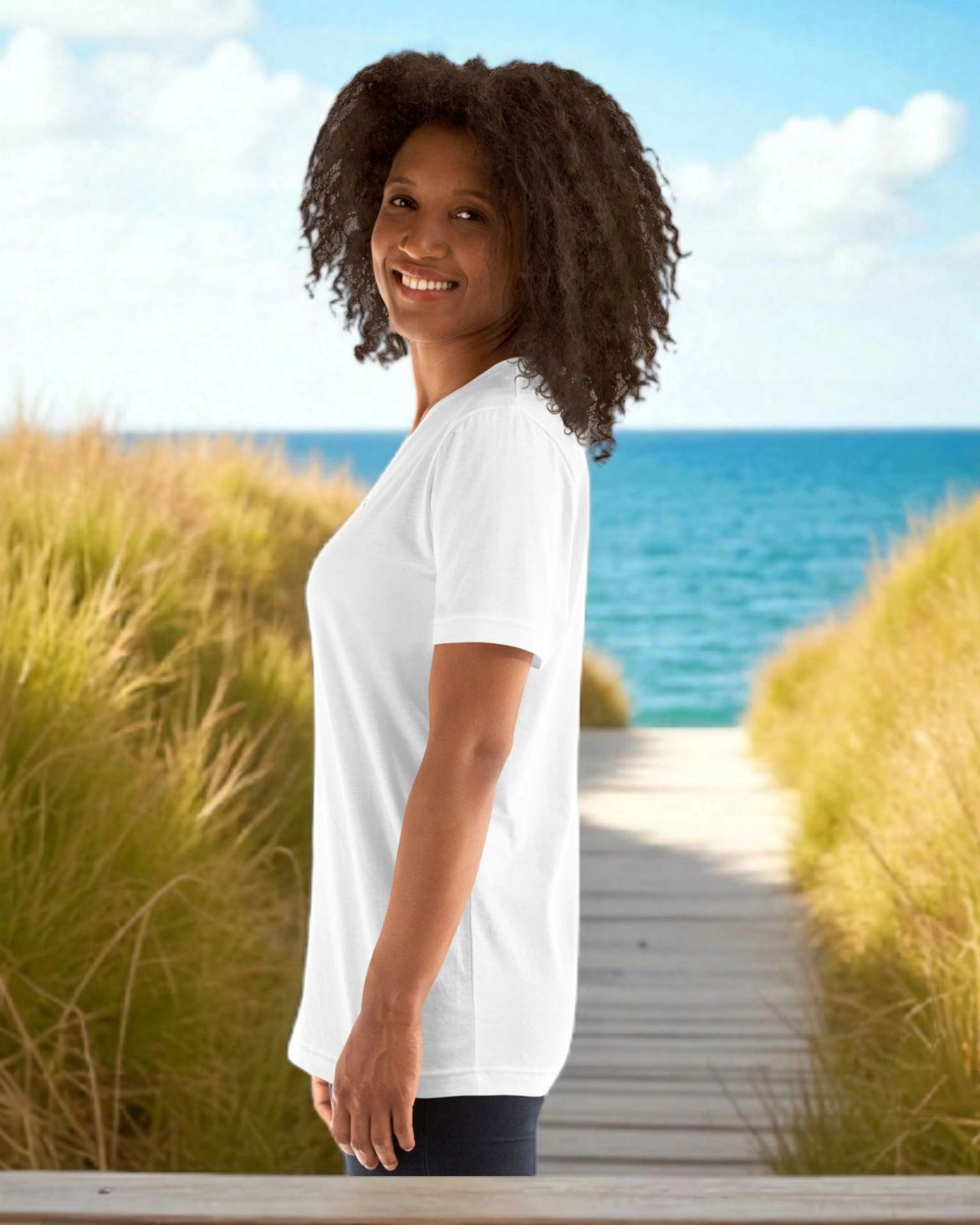 „Goldsein T-Shirt Weiß mit Anker-Logo vorne, selbstbewusst-lockerer Stil.“2