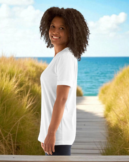 „Goldsein T-Shirt Weiß mit Anker-Logo vorne, selbstbewusst-lockerer Stil.“2