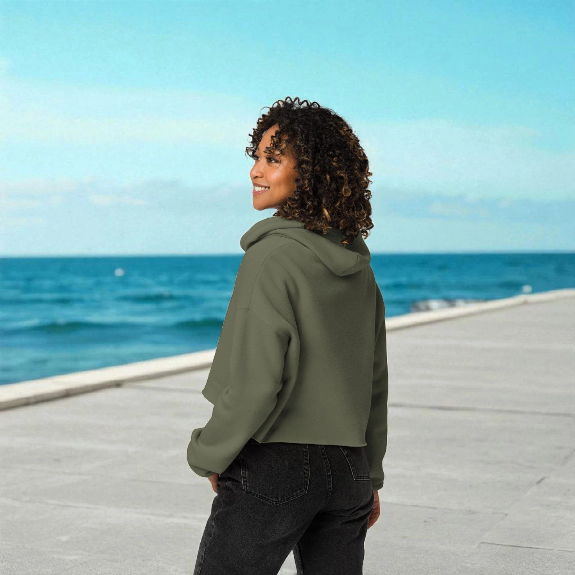 „Goldsein Damen-Crop-Hoodie ‚Fearless‘ Grün, exklusiv, unverwechselbar.“seite