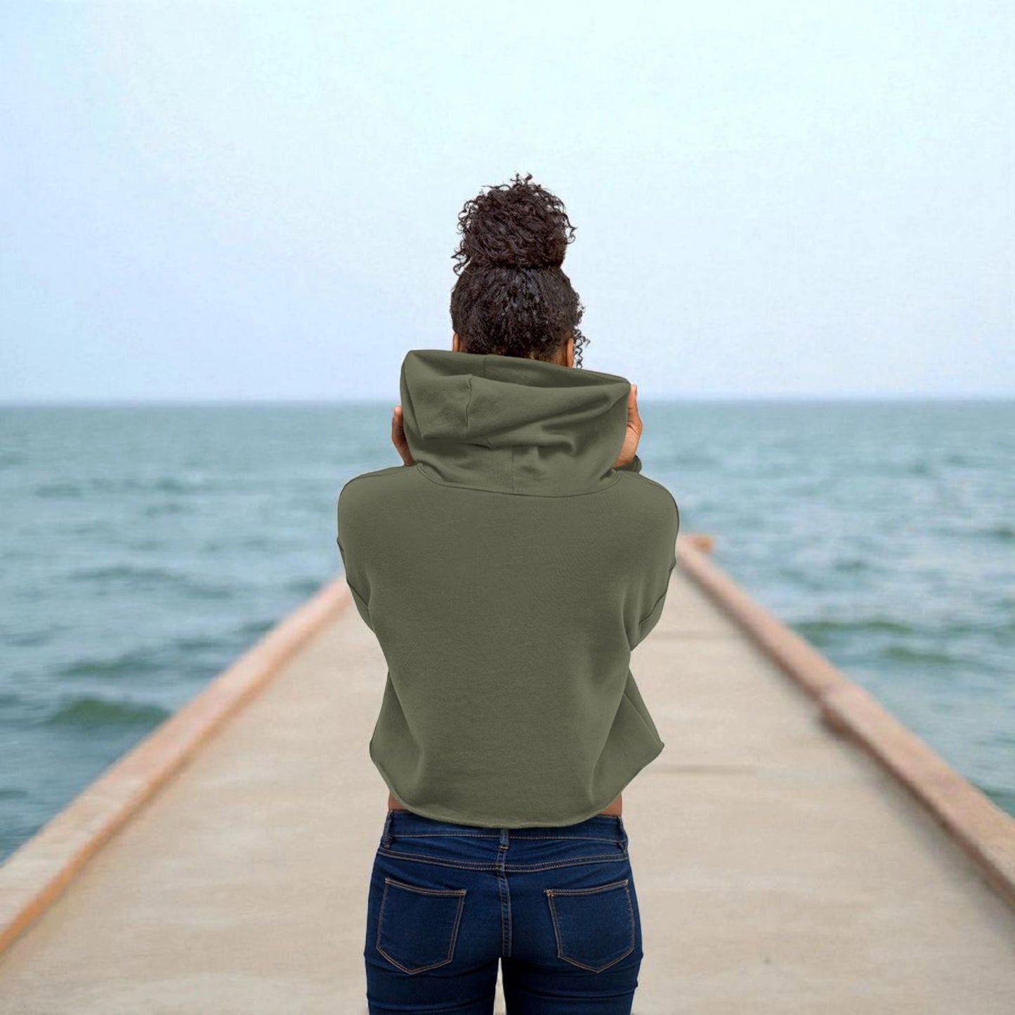 „Goldsein Damen-Crop-Hoodie ‚Fearless‘ Grün, exklusiv, unverwechselbar.“rückansicht