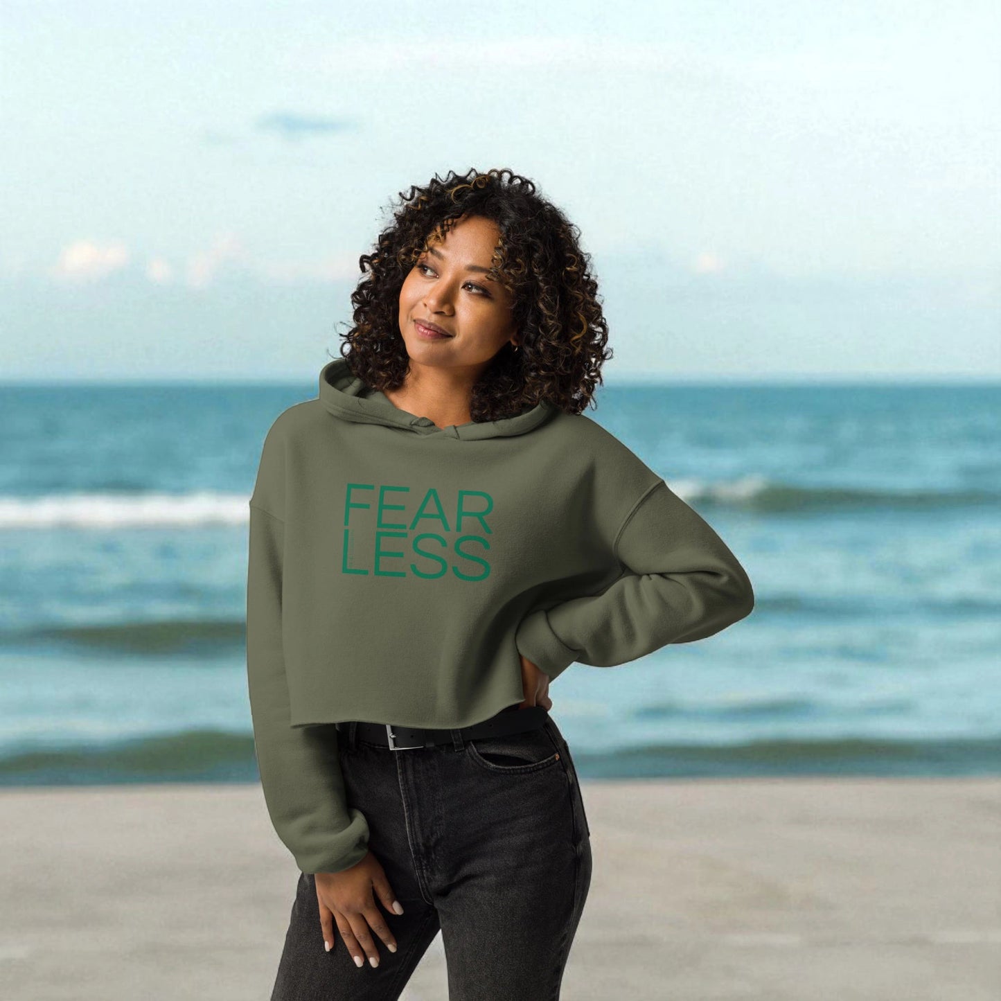 „Goldsein Damen-Crop-Hoodie ‚Fearless‘ Grün, exklusiv, unverwechselbar.“