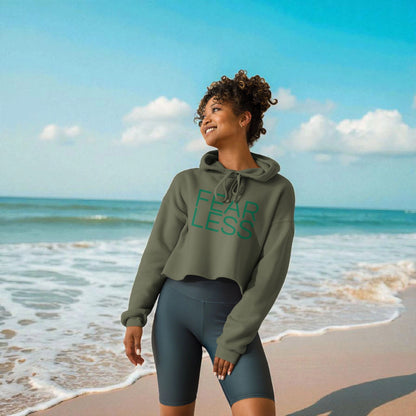 „Goldsein Damen-Crop-Hoodie ‚Fearless‘ Grün, exklusiv, unverwechselbar.“1