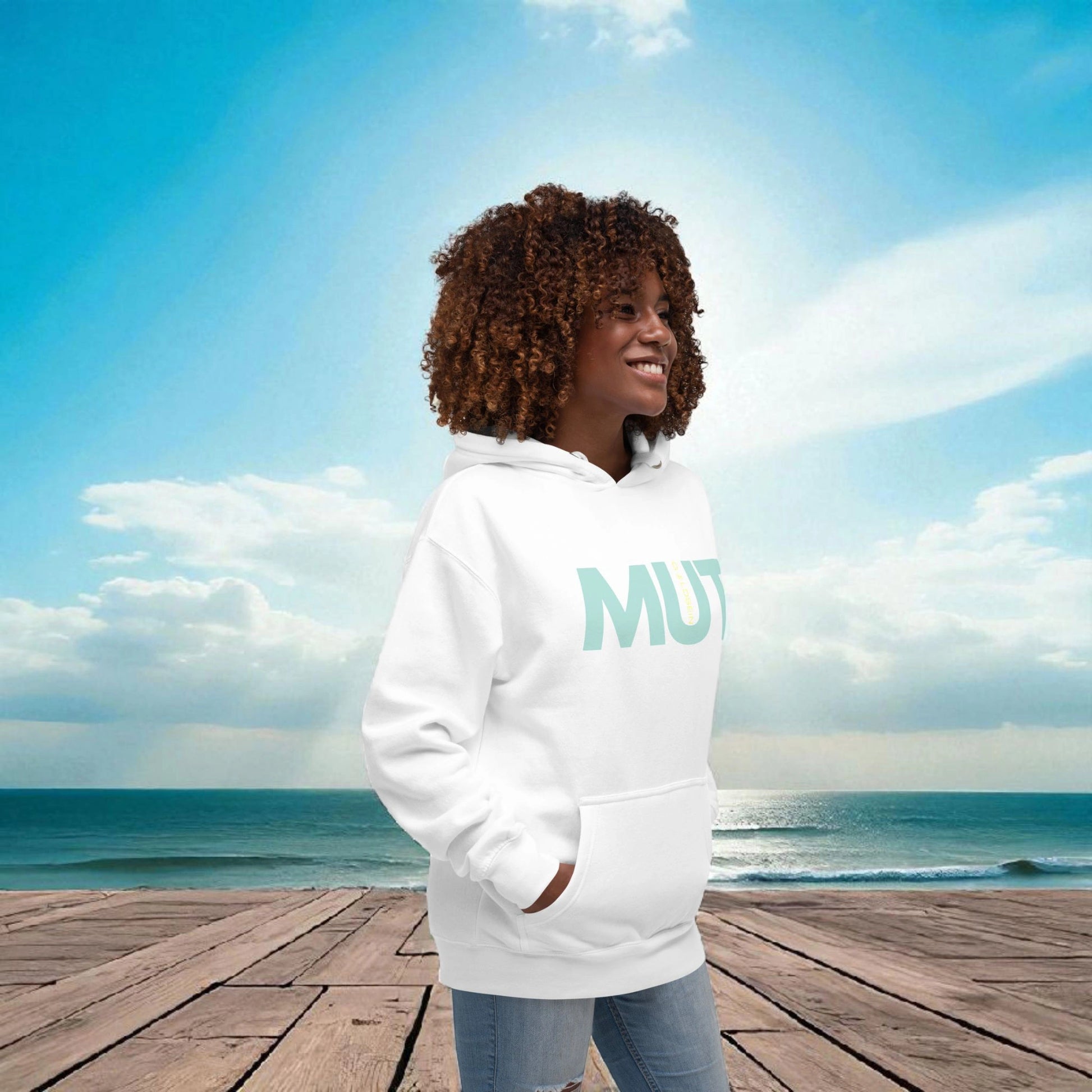 Wohltuender und hochwertiger goldsein Hoodie "Mut" Weiß-Türkis-Gelb. Angenehm und sanft.