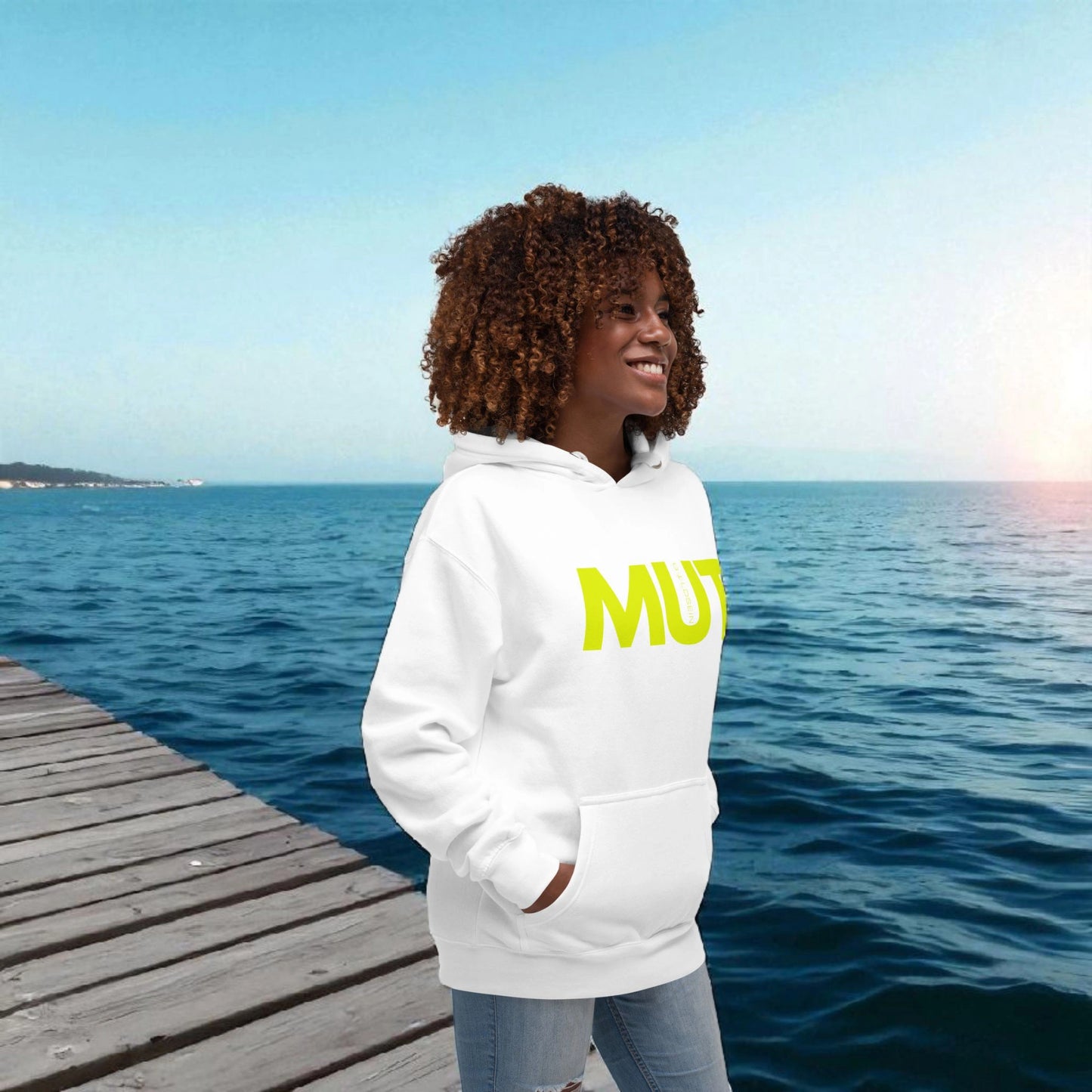 Anschmiegsamer und hochwertiger goldsein Hoodie "Mut" Gelb-Weiß. Weich und praktisch.