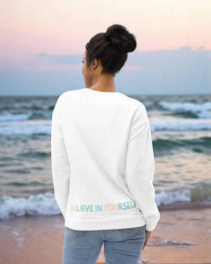 „Goldsein Woman Sweatshirt ‚Love Your Life‘ in Weiß, Türkis und Sand – schmeichelnd und lebendig.“3
