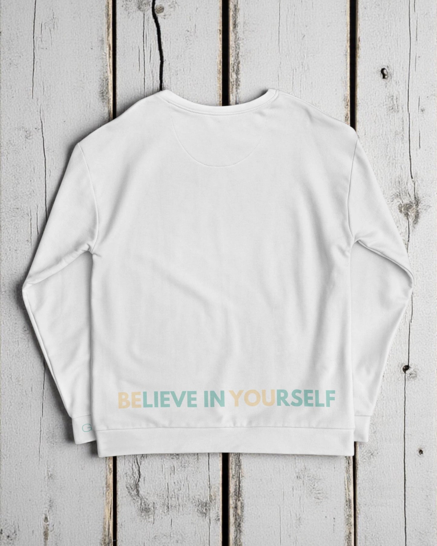 „Goldsein Woman Sweatshirt ‚Love Your Life‘ in Weiß, Türkis und Sand – schmeichelnd und lebendig.“detail1