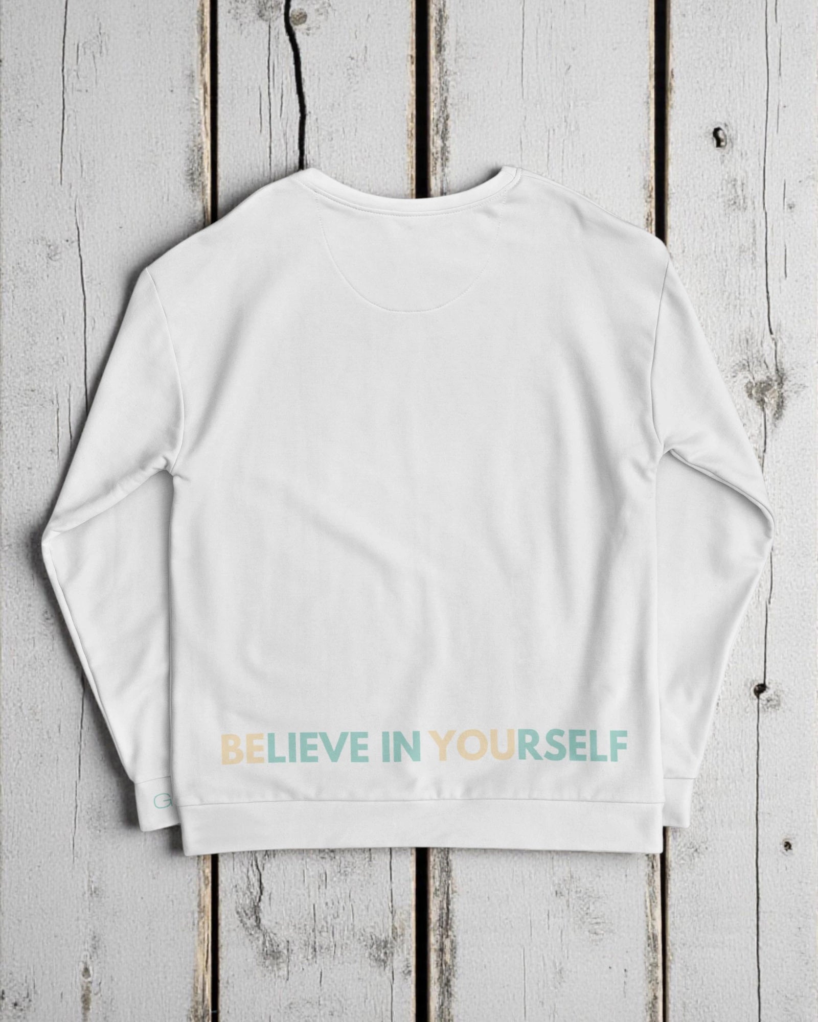 „Goldsein Woman Sweatshirt ‚Love Your Life‘ in Weiß, Türkis und Sand – schmeichelnd und lebendig.“detail1