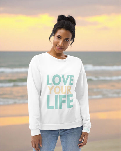 „Goldsein Woman Sweatshirt ‚Love Your Life‘ in Weiß, Türkis und Sand – schmeichelnd und lebendig.“
