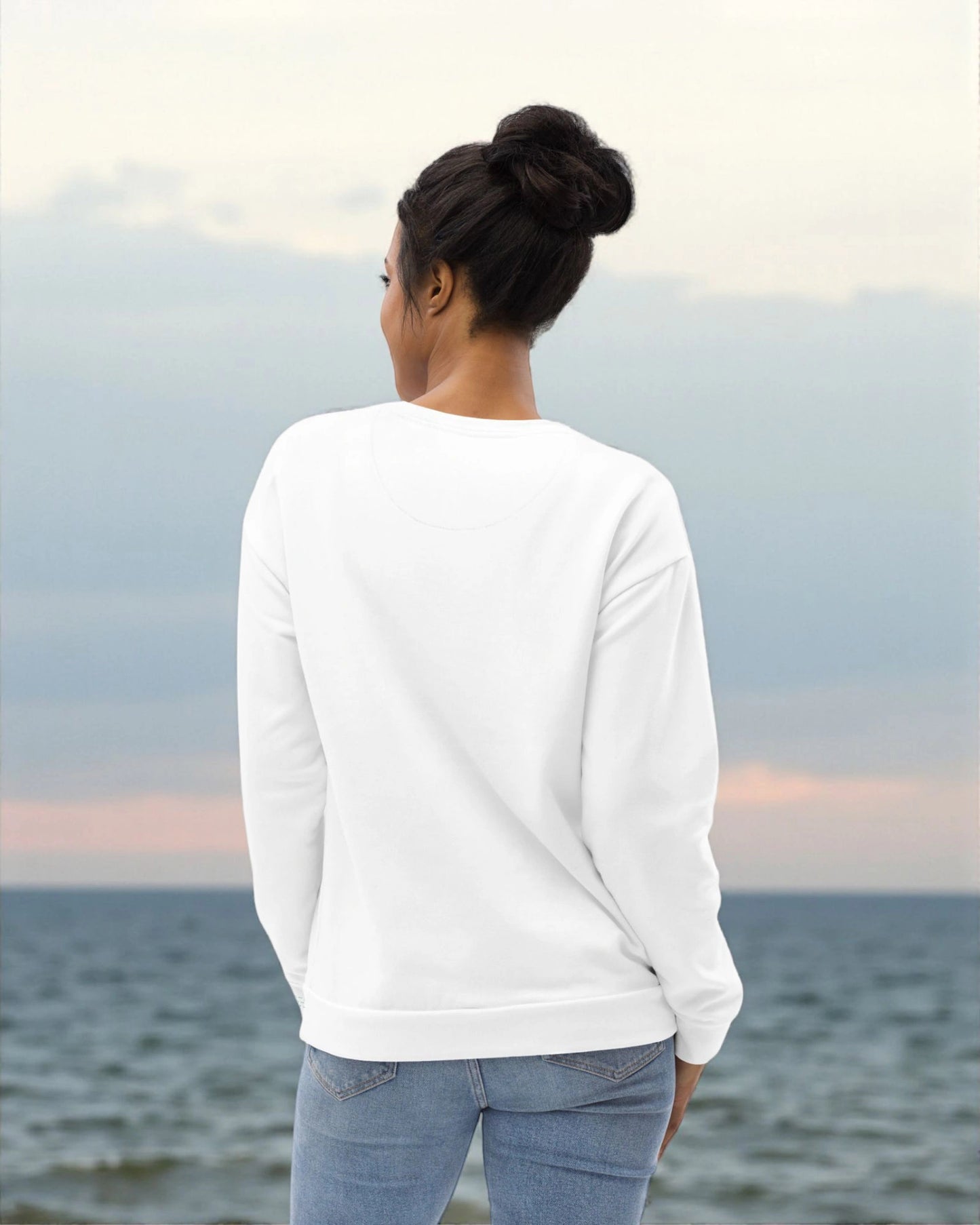 „Goldsein Woman Sweatshirt ‚Namaste‘ in Weiß-Türkis – entspannt, soft und bequem.“3