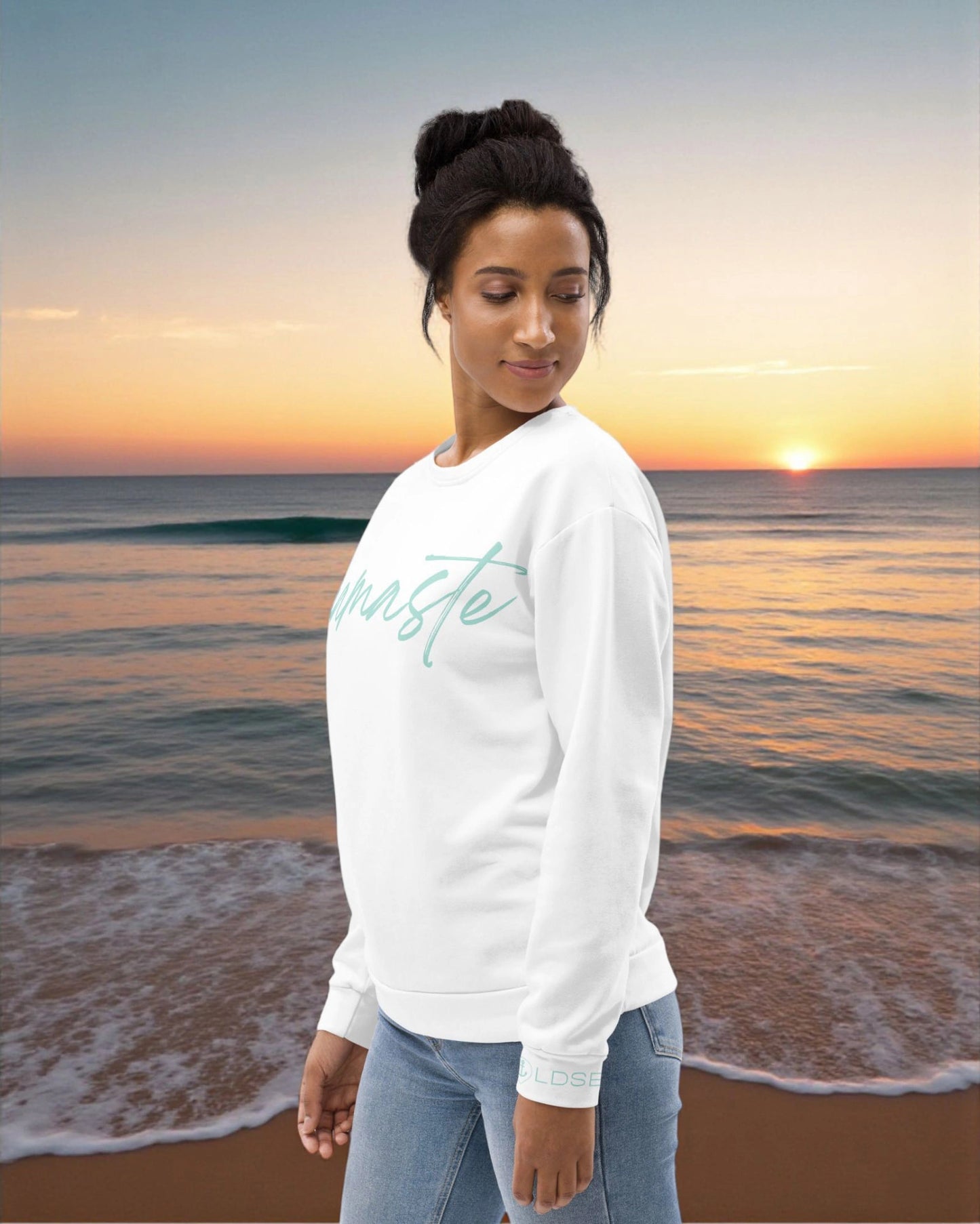 „Goldsein Woman Sweatshirt ‚Namaste‘ in Weiß-Türkis – entspannt, soft und bequem.“1
