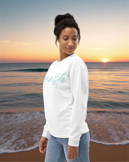 „Goldsein Woman Sweatshirt ‚Namaste‘ in Weiß-Türkis – entspannt, soft und bequem.“1