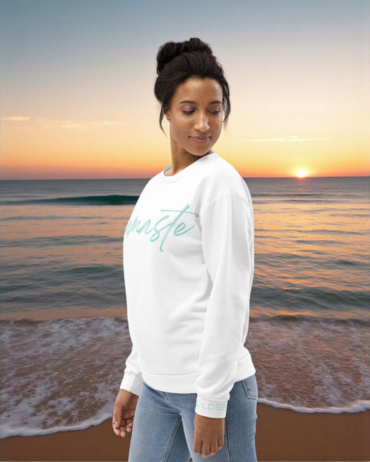 „Goldsein Woman Sweatshirt ‚Namaste‘ in Weiß-Türkis – entspannt, soft und bequem.“1